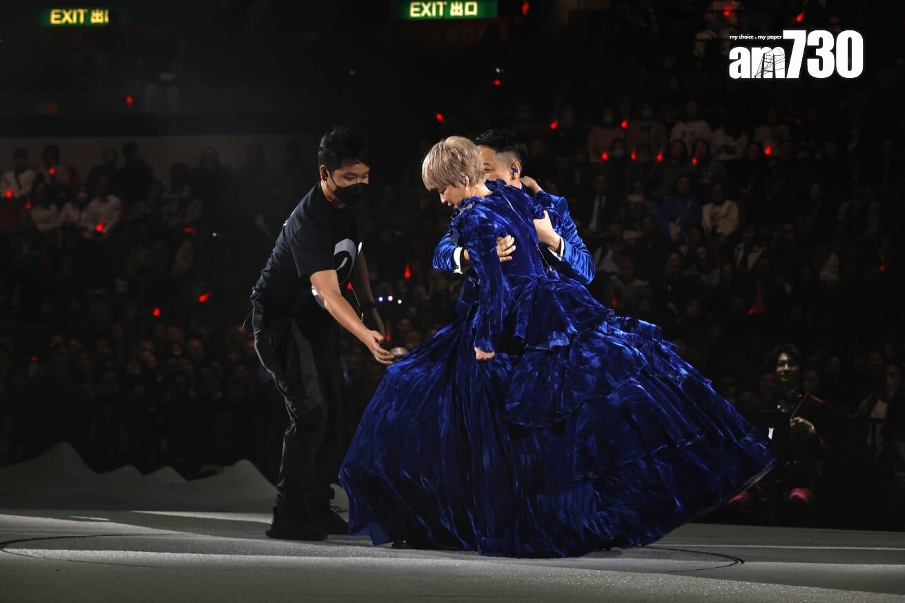 陳慧嫻疑因裙擺太重加上穿高跟鞋的關係,令她失平衡跌倒坐在台上。